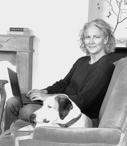 Bild Barbara Ganglmair in einer Galerie mit Hund